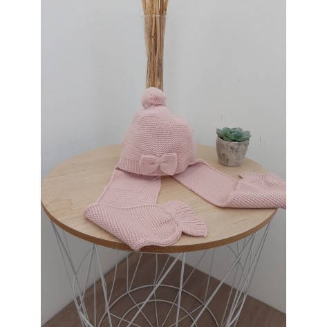 Gorro con bufanda lazo rosa empolvado