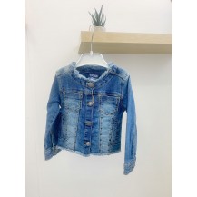 Cazadora denim desflecada y tachuelas