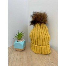 Gorro canalé pompón pelo mostaza
