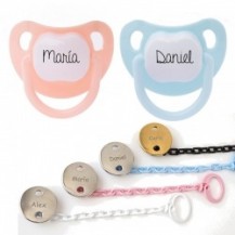 Pack 2 baby pacifiers + personalized metalized brooch
