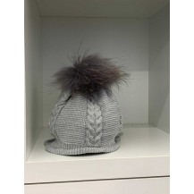 Gorro gris orejeras ochos pompón pelo